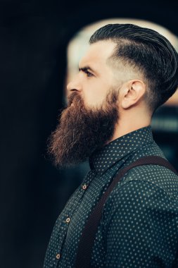 Yakışıklı sakallı adam.