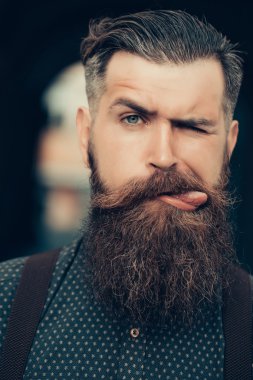 Sakallı yakışıklı gösteren dil