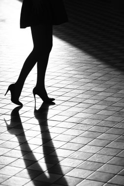 Ayakkabılı kadın bacakları