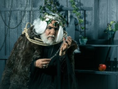 Zeus ile ip ve madalyon