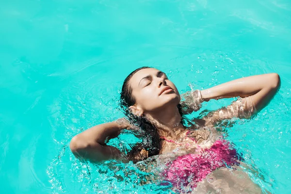 Mooie sexy vrouw in zwembad — Stockfoto
