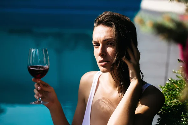 Sexy hübsches Mädchen trinkt Rotwein — Stockfoto