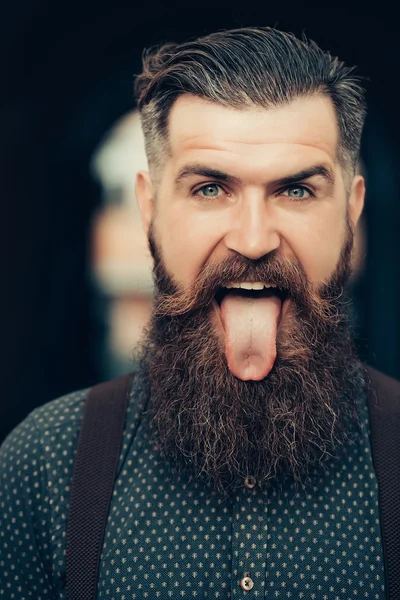Красивый бородатый мужчина с языком — стоковое фото
