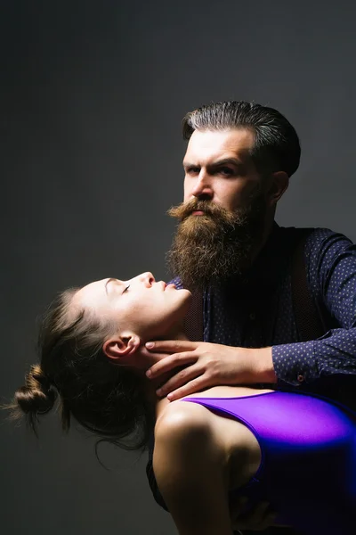 El hombre sostiene el cuello de la mujer — Foto de Stock