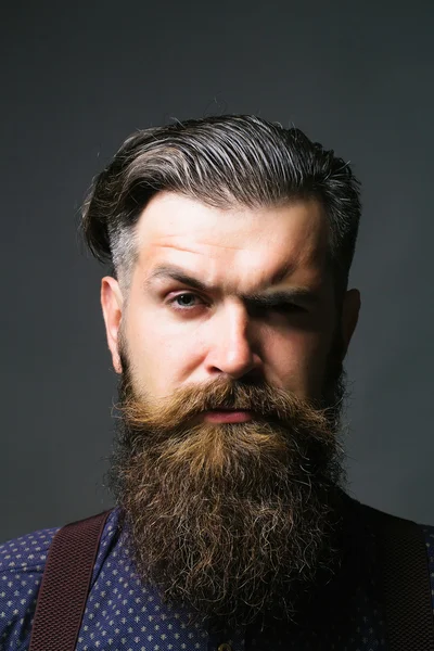 Красивий чоловік з довгою бородою — стокове фото