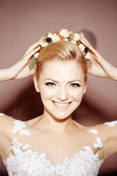 Lächelnd ziemlich sexy blonde Braut Mädchen — Stockfoto
