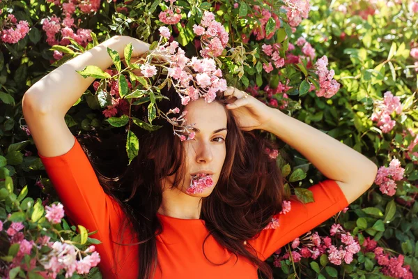 Bella ragazza tra i fiori in fiore — Foto Stock