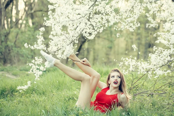 Hübsches Mädchen in Blüte — Stockfoto