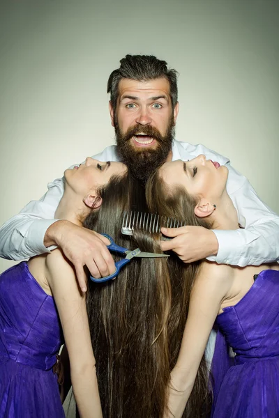 Bearded man hairdresser and two women — Stock Photo, Image