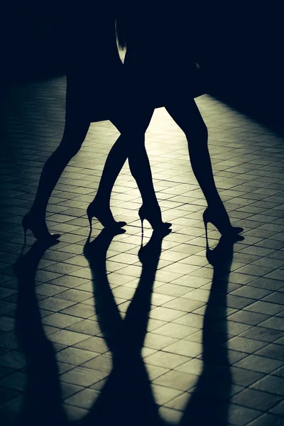 Frauenbeine in Schuhen — Stockfoto