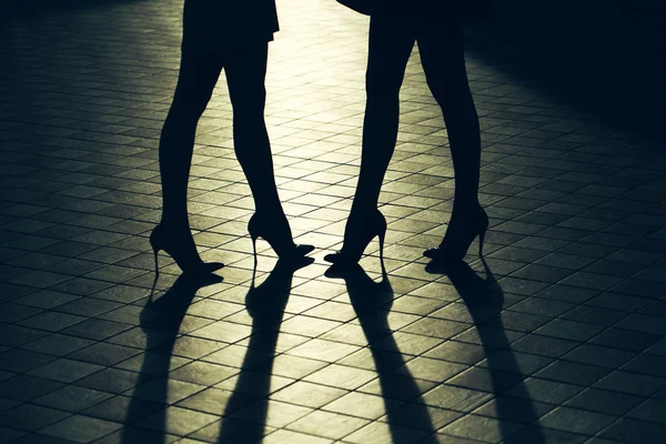 Jambes féminines dans des chaussures à la mode — Photo