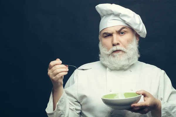 Mann Koch schmeckt Essen — Stockfoto