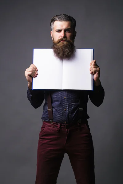 Muž drží otevřený deník — Stock fotografie