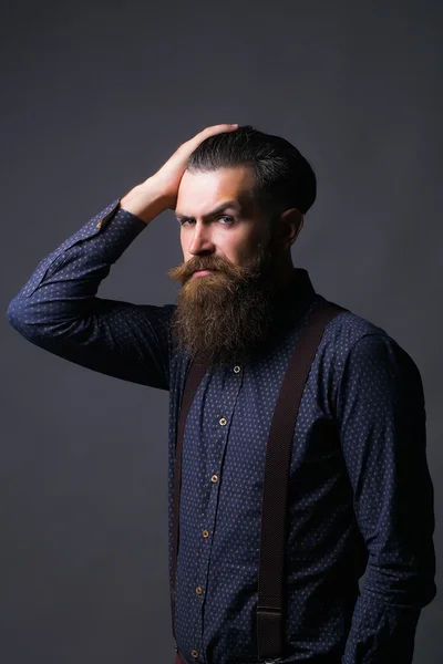 Homem hipster tidies cabelo — Fotografia de Stock