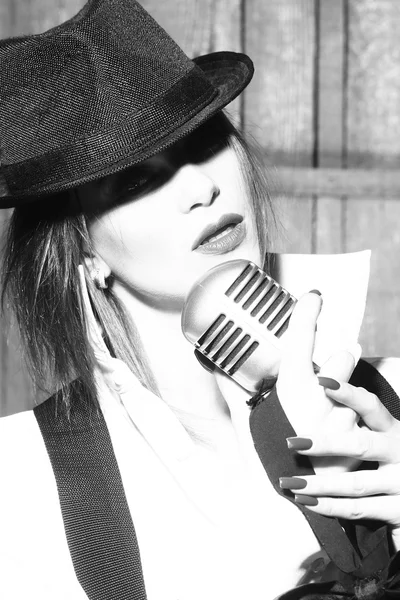 Mujer retro cantando en el micrófono — Foto de Stock