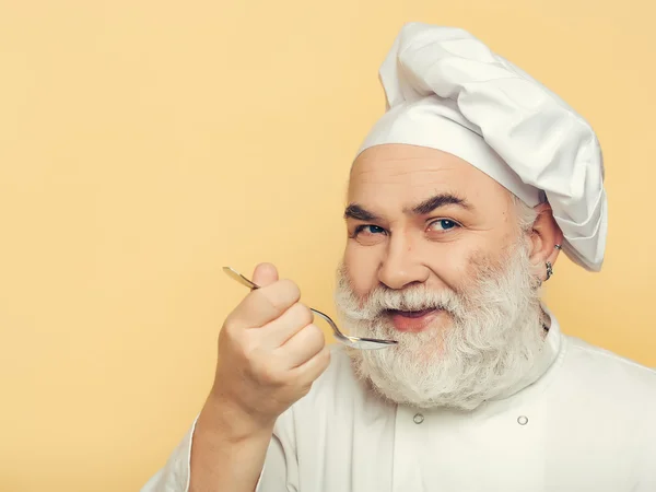 Mann Koch schmeckt Essen — Stockfoto