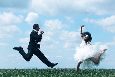 Mutlu gelin ve damat atlama