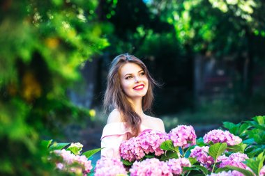 Ortanca çiçekleri oldukça gülümseyen kız