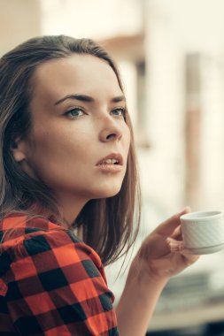 güzel kız içecekler kahve