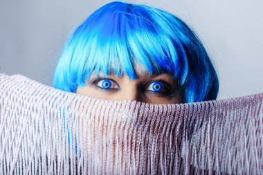 Mavi peruk eşarp arkasında adam