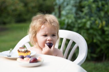 Bebek çocuk Erik yiyor