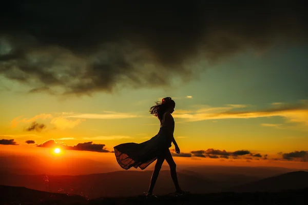 山の夕日や日の出女性 — ストック写真