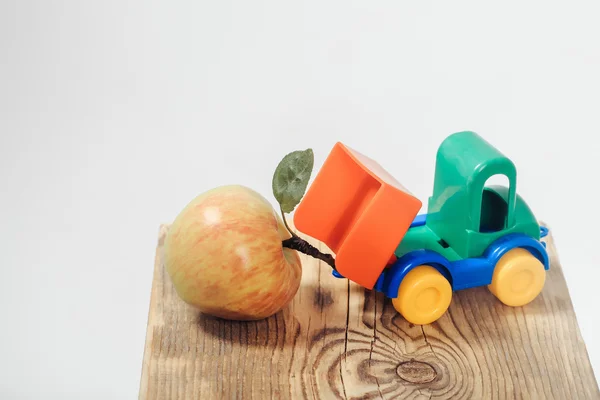 Παιχνίδι φορτηγό ξεφορτώνει μήλο — Φωτογραφία Αρχείου