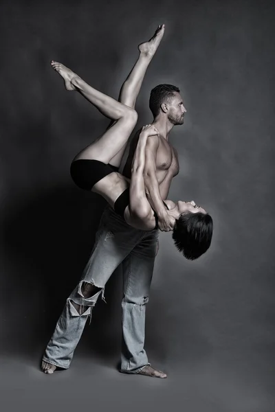 Sexy jovem casal dançando no estúdio — Fotografia de Stock