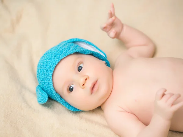 Nyfödd pojke i bunny hatt — Stockfoto