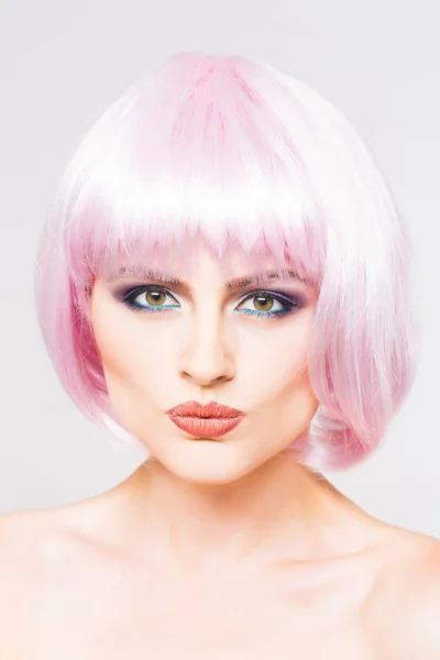 Joven bonita chica en rosa peluca — Foto de Stock