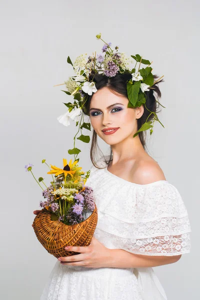 Joven chica bonita con corona de flores — Foto de Stock