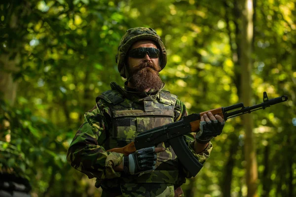 Retrato de soldado en gafas de sol — Foto de Stock