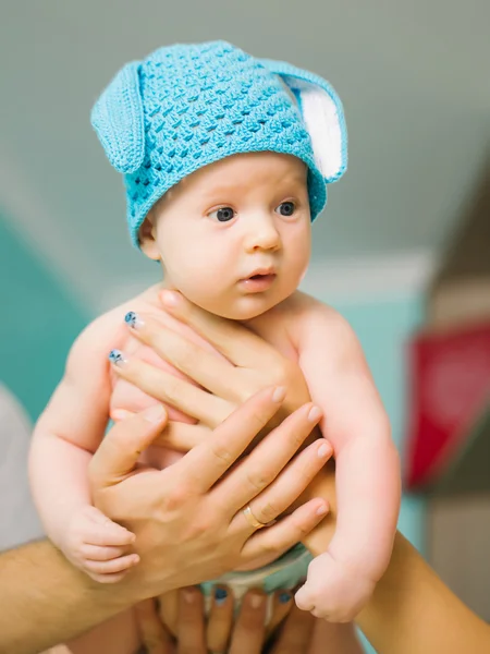 Small boy in parents hands — Stock Photo, Image