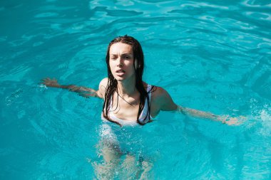 Yüzme havuzunda çok seksi kadın