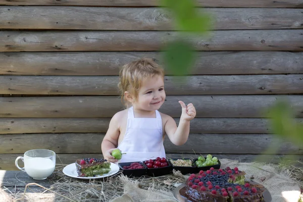 Liten pojke ger tummen upp — Stockfoto