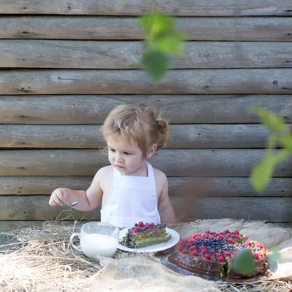 Malý chlapec jí ovocný dort — Stock fotografie