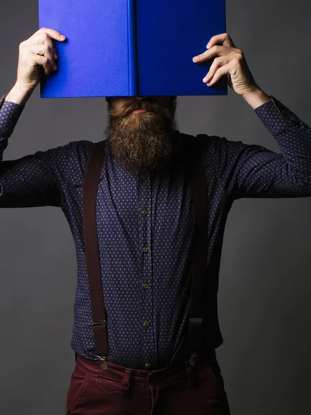 El hombre esconde la cara detrás del diario —  Fotos de Stock