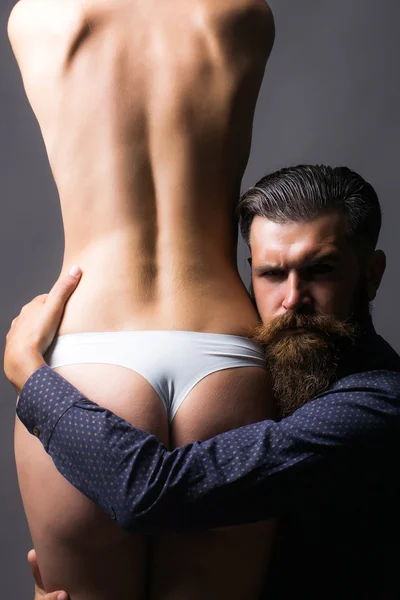 수염 난된 남자와 여자 엉덩이 — 스톡 사진