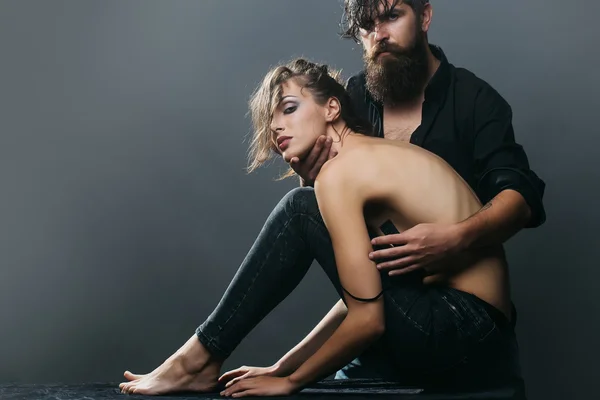 Sexy casal de mulher e barbudo homem — Fotografia de Stock