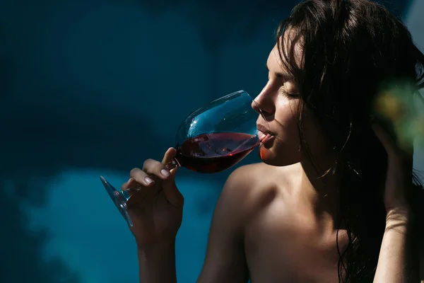 레드 와인을 마시는 섹시 예쁜 여자 — 스톡 사진