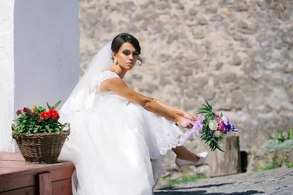 Bela noiva em vestido branco — Fotografia de Stock