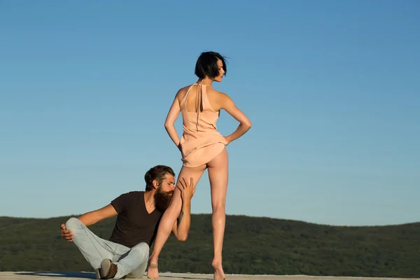 Jeune couple sur ciel bleu — Photo