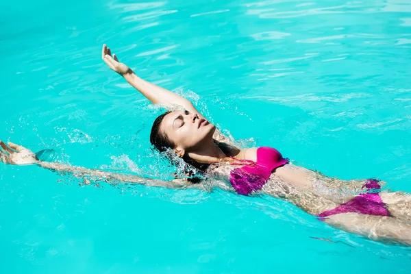 Jolie femme sexy dans la piscine — Photo
