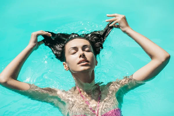 Mujer bastante sexy en la piscina —  Fotos de Stock