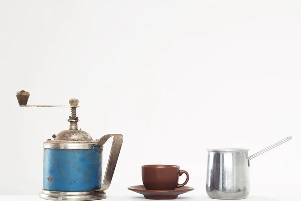 Kaffeemühle Tasse und Kaffeekanne — Stockfoto