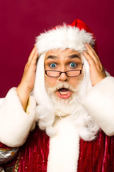 Papai Noel leva a cabeça nas mãos — Fotografia de Stock