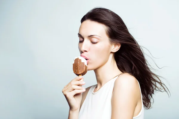 Симпатичная девушка, питающаяся мороженым — стоковое фото