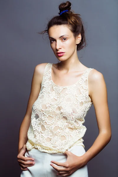 Chica bastante elegante en blusa blanca —  Fotos de Stock