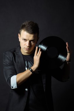 Vinil kaydı ile genç adam