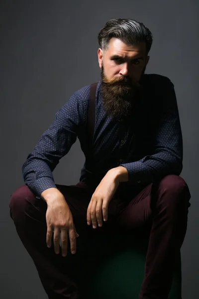 Bonito barbudo elegante homem — Fotografia de Stock